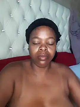 Snapshot of bigboobylicious chatting on February 6, 10:29 am bigboobylicious online show from February 6, 10:29 am