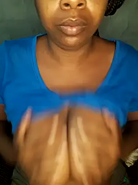 Snapshot of bigboobylicious chatting on February 7, 4:05 am bigboobylicious online show from February 7, 4:05 am