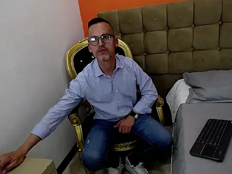 Snapshot of Oswalldo__ chatting on February 4, 3:23 am Oswalldo online show from February 4, 3:23 am