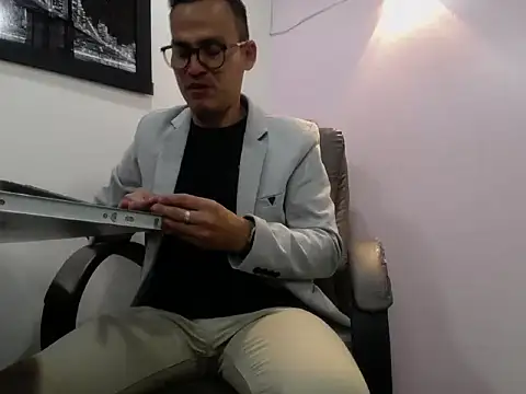 Snapshot of Oswalldo__ chatting on February 16, 11:39 am Oswalldo online show from February 16, 11:39 am