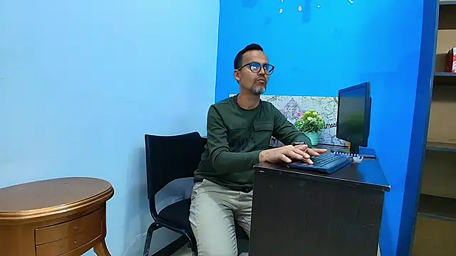 Snapshot of Oswalldo__ chatting on March 2, 12:23 pm Oswalldo online show from March 2, 12:23 pm