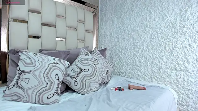 Snapshot of charolnox chatting on March 1, 1:35 pm charolnox online show from March 1, 1:35 pm