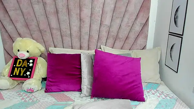 danibellucii  online show from March 1, 3:52 am