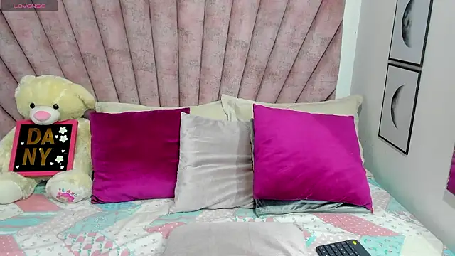 danibellucii  online show from March 7, 3:03 am