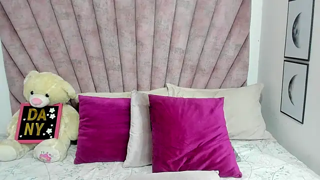 danibellucii  online show from April 12, 3:44 am