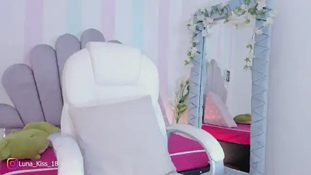 Snapshot of Luna_kiss_18 chatting on February 26, 3:38 am Luna kiss 18 online show from February 26, 3:38 am