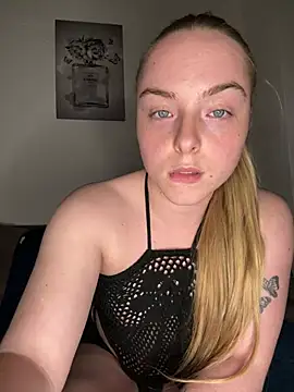 Snapshot of Bayleighjohnson18 chatting on March 5, 5:53 pm Bayleighjohnson18 online show from March 5, 5:53 pm