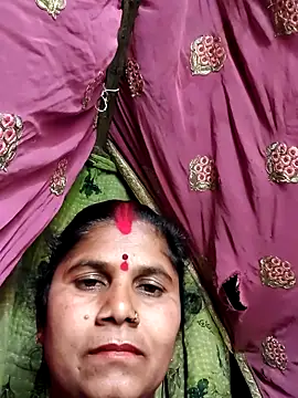 Snapshot of Hot_di97 chatting on February 20, 9:10 am Hot di97 online show from February 20, 9:10 am