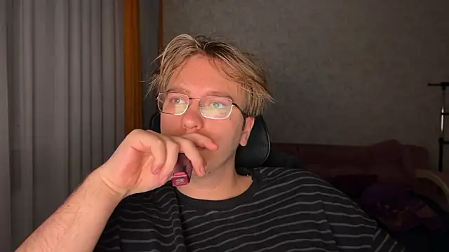 Snapshot of HairyVit chatting on February 3, 4:10 am HairyVit online show from February 3, 4:10 am