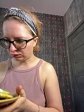 coy girl  online show from April 2, 12:14 pm