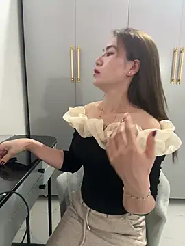 Snapshot of Llabi2k chatting on February 14, 7:43 pm Llabi2k online show from February 14, 7:43 pm