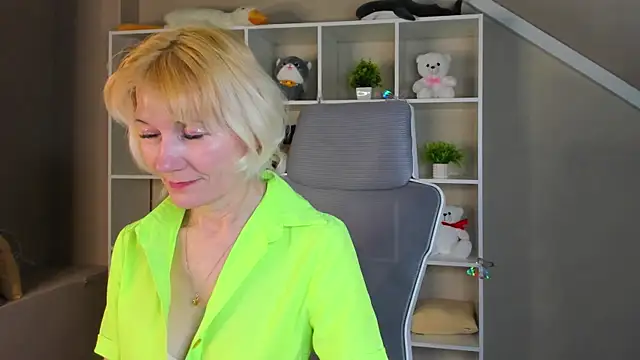 Julie Lucas online show from April 9, 12:43 am