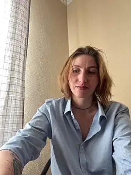 Snapshot of _Crystal_2 chatting on February 4, 9:04 am Crystal 2 online show from February 4, 9:04 am