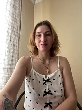 Snapshot of _Crystal_2 chatting on February 18, 8:32 am Crystal 2 online show from February 18, 8:32 am