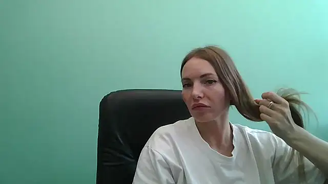 Snapshot of Valyssa chatting on June 23, 8:45 am Valyssa online show from June 23, 8:45 am