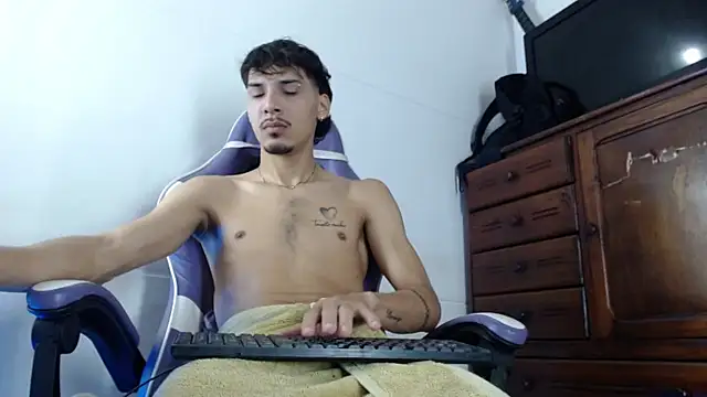 Snapshot of Yankees_xxx chatting on February 8, 12:41 pm Yankees xxx online show from February 8, 12:41 pm