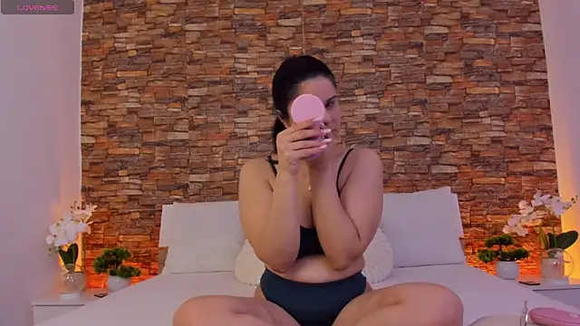 Olivia  Taylor online show from April 19, 5:45 pm