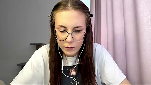 Snapshot of JanelleCourville chatting on February 22, 11:20 am JanelleCourville online show from February 22, 11:20 am