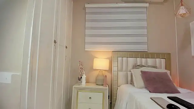 isabela  x online show from March 23, 11:25 am