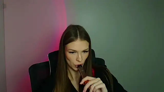 Snapshot of Lina_Loveuu chatting on February 19, 12:45 pm Lina Loveuu online show from February 19, 12:45 pm