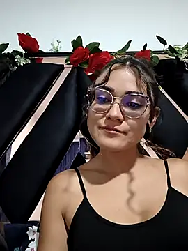 Snapshot of Freyarosse chatting on February 18, 11:01 pm Freyarosse online show from February 18, 11:01 pm