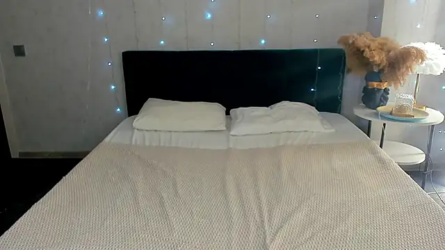 Snapshot of Mira_Silk chatting on February 27, 3:50 am Mira Silk online show from February 27, 3:50 am