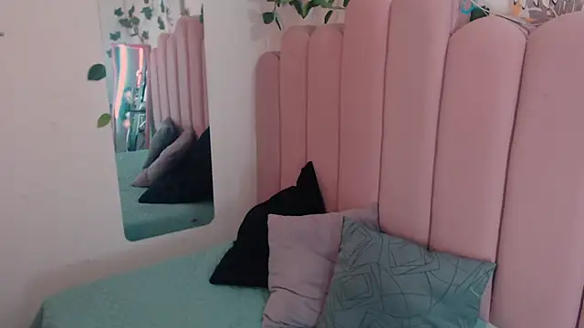 Snapshot of emily_34_ chatting on February 11, 4:34 pm emily 34 online show from February 11, 4:34 pm