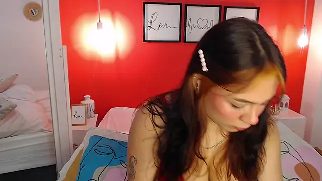 Snapshot of MaddyOwens_5 chatting on April 10, 12:43 pm MaddyOwens 5 online show from April 10, 12:43 pm