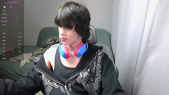 Snapshot of LeonBoykisser chatting on February 26, 8:35 am LeonBoykisser online show from February 26, 8:35 am