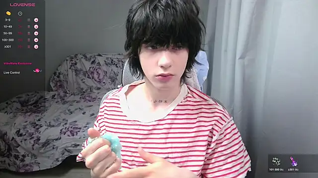 Snapshot of LeonBoykisser chatting on February 28, 1:06 am LeonBoykisser online show from February 28, 1:06 am