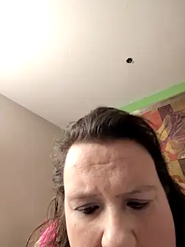 Snapshot of luvbug28 chatting on March 9, 3:10 am luvbug28 online show from March 9, 3:10 am