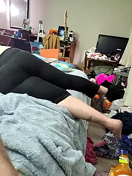 Snapshot of luvbug28 chatting on March 25, 3:45 am luvbug28 online show from March 25, 3:45 am