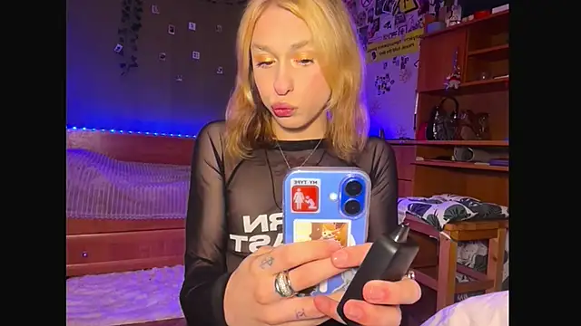 Snapshot of miss_barbie111 chatting on February 8, 5:05 pm miss barbie111 online show from February 8, 5:05 pm