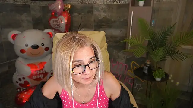 Snapshot of MiaRossy chatting on February 17, 12:01 pm MiaRossy online show from February 17, 12:01 pm