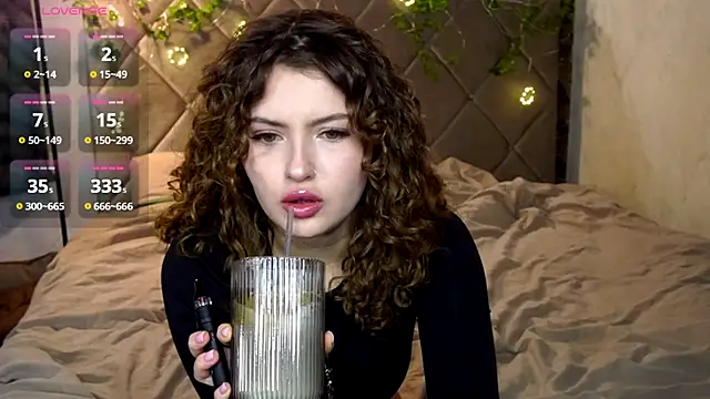 Snapshot of SueCurly chatting on February 17, 9:21 pm SueCurly online show from February 17, 9:21 pm