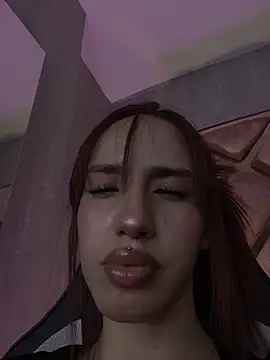 Snapshot of elodie_rouge chatting on April 23, 12:29 pm elodie rouge online show from April 23, 12:29 pm
