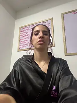Snapshot of elodie_rouge chatting on May 20, 12:17 am elodie rouge online show from May 20, 12:17 am