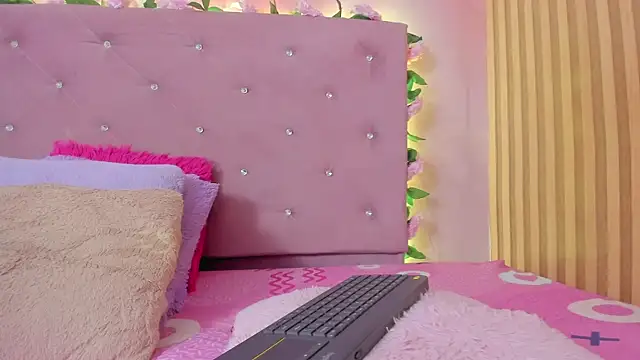 Snapshot of lovely__kiss__ chatting on June 8, 6:19 pm lovely kiss online show from June 8, 6:19 pm