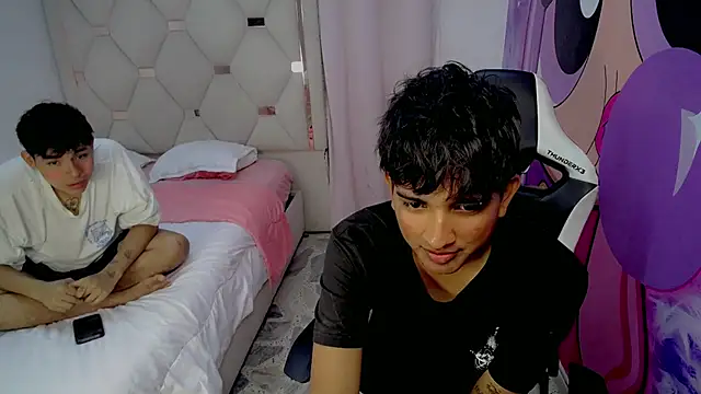 Snapshot of Maxwell_boys chatting on February 5, 3:44 am Maxwell boys online show from February 5, 3:44 am