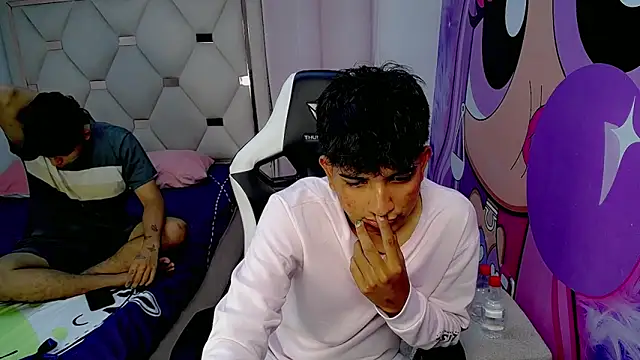 Snapshot of Maxwell_boys chatting on February 9, 3:32 am Maxwell boys online show from February 9, 3:32 am