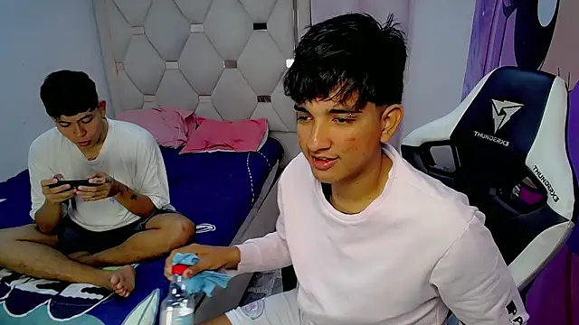 Snapshot of Maxwell_boys chatting on February 11, 3:33 am Maxwell boys online show from February 11, 3:33 am