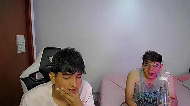 Snapshot of Maxwell_boys chatting on February 27, 3:39 am Maxwell boys online show from February 27, 3:39 am