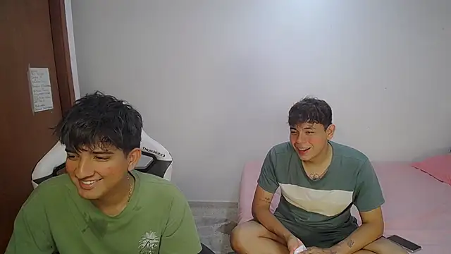 Snapshot of Maxwell_boys chatting on March 2, 3:30 am Maxwell boys online show from March 2, 3:30 am