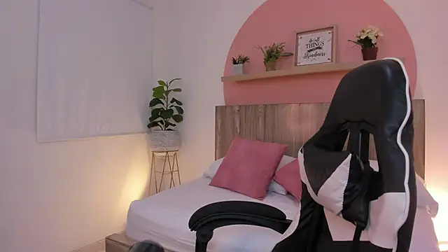 ivette swan online show from April 14, 7:20 pm