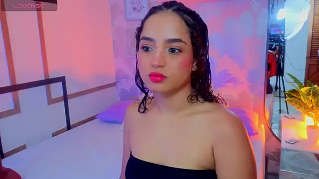 Snapshot of Emma_Thompssonn chatting on April 20, 11:57 am Emma Thompssonn online show from April 20, 11:57 am
