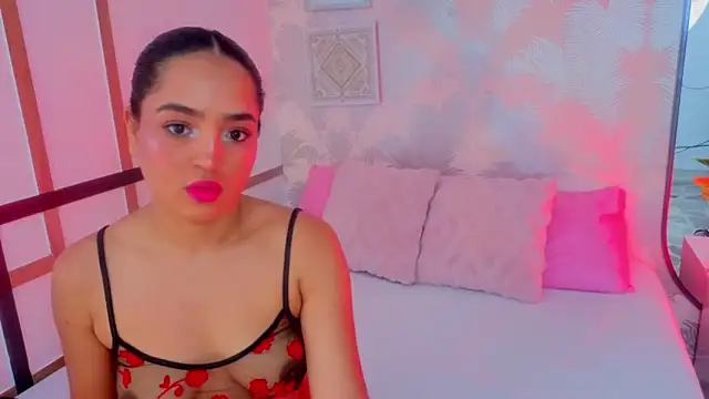 Snapshot of Emma_Thompssonn chatting on April 26, 12:14 pm Emma Thompssonn online show from April 26, 12:14 pm