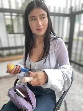 StrawberryPink  online show from April 4, 11:29 am