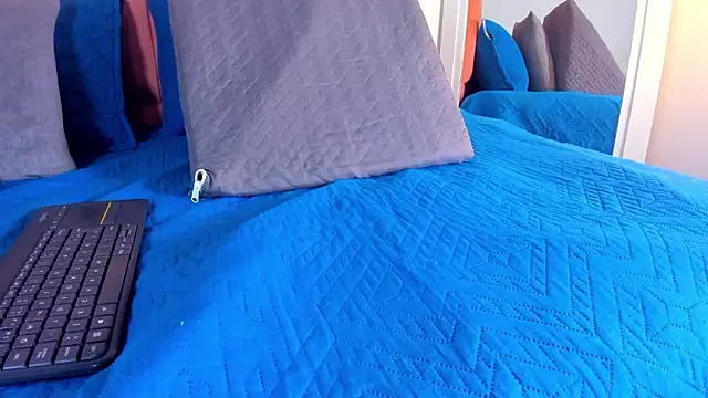 rose thompson19 online show from February 4, 7:09 pm