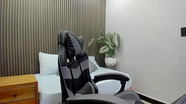 Snapshot of mila_pinkett chatting on February 25, 7:12 pm mila pinkett online show from February 25, 7:12 pm