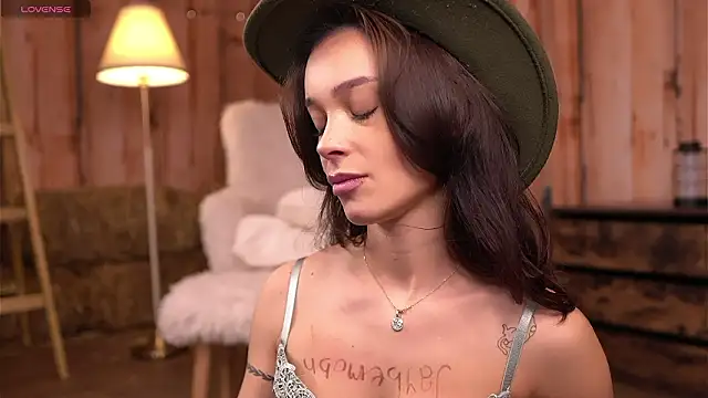 Snapshot of SweetRossie chatting on February 6, 4:28 am SweetRossie online show from February 6, 4:28 am